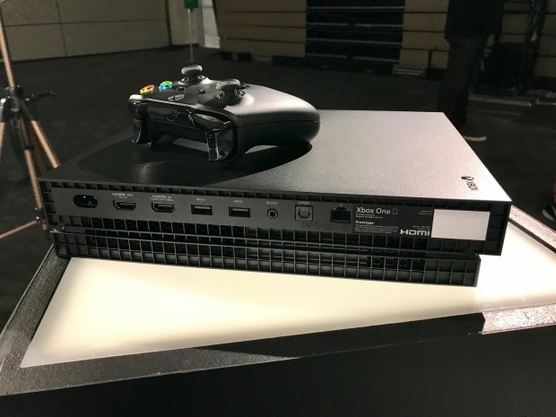 Die Rückseite der Xbox One X  (Bild: Peter Steinlechner/Golem.de)